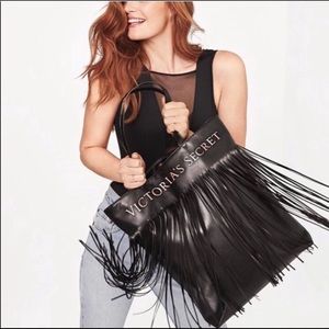 ☀️Pick 1 for $8 or 2 for $13 
VS Oversized fringed Bag